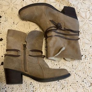 SPORTO Beige Booties Side zip Strappy 7.5 heel boots suede leather Sherpa lined